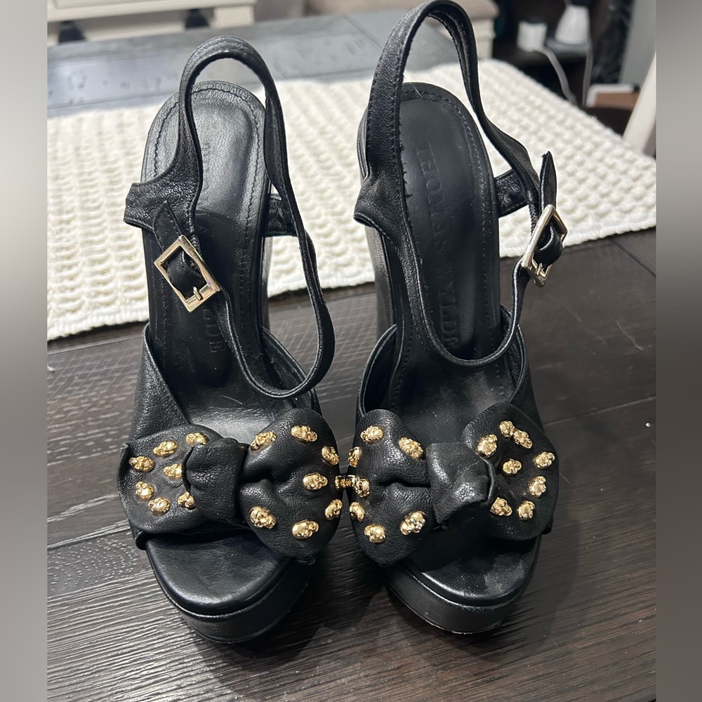 Leather wedges with bow detail and gold skulls on bow